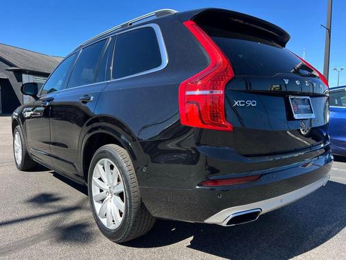 2017 Volvo XC90 T6 Momentum