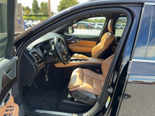 2017 Volvo XC90 T6 Momentum