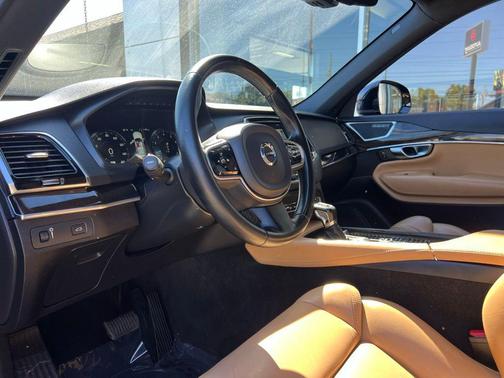 2017 Volvo XC90 T6 Momentum