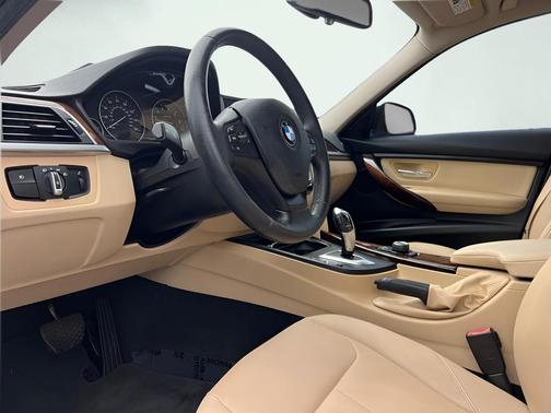 Mineral White Metallic 2018 BMW 320 i