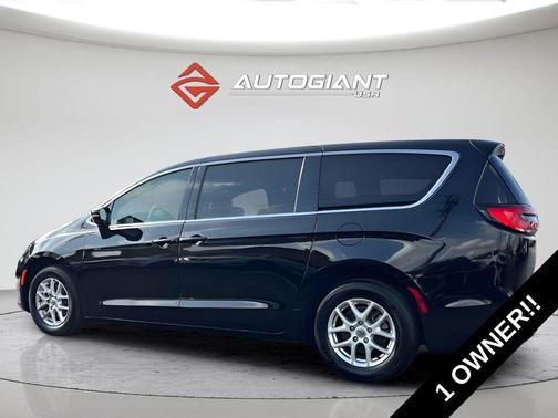 Diamond Black Crystal Pearlcoat 2025 Chrysler Pacifica L