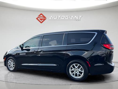 Diamond Black Crystal Pearlcoat 2025 Chrysler Pacifica L