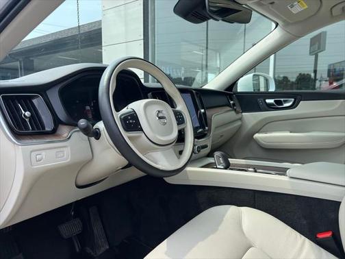 2022 Volvo XC60 B5 Momentum