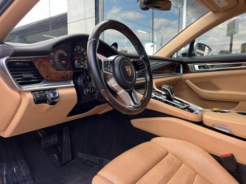 2018 Porsche Panamera 4
