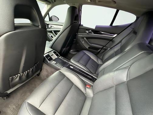 2016 Porsche Panamera 4