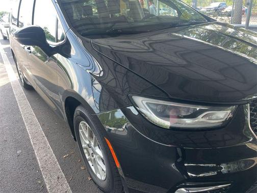 Brilliant Black Crystal Pearlcoat 2023 Chrysler Pacifica Touring L
