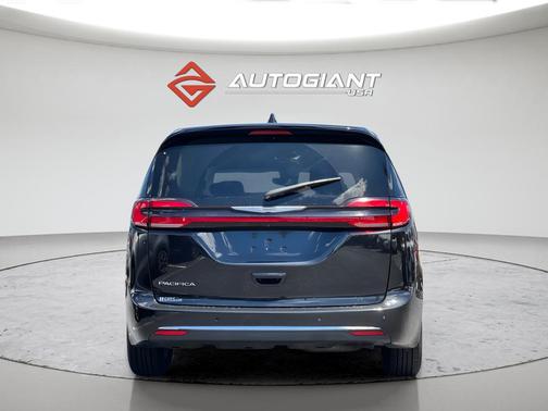 Brilliant Black Crystal Pearlcoat 2023 Chrysler Pacifica Touring L