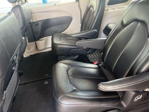 Brilliant Black Crystal Pearlcoat 2023 Chrysler Pacifica Touring L