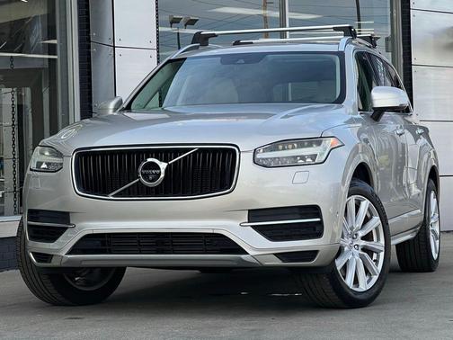 2016 Volvo XC90 Hybrid T8 Momentum