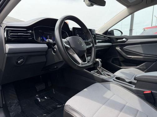 Deep Black Pearl 2025 Volkswagen Jetta 1.5T SE