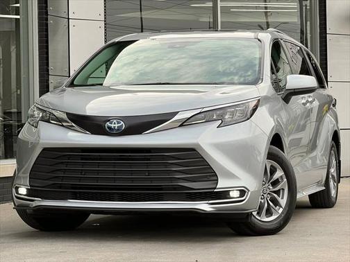 2024 Toyota Sienna XLE 8 Passenger