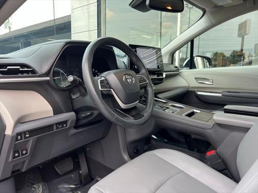 2024 Toyota Sienna XLE 8 Passenger