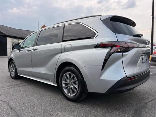 2024 Toyota Sienna XLE 8 Passenger