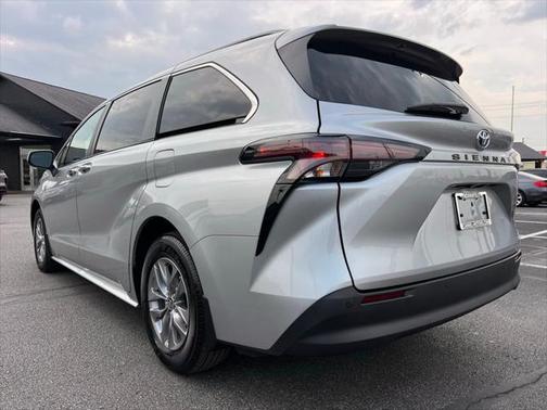 2024 Toyota Sienna XLE 8 Passenger