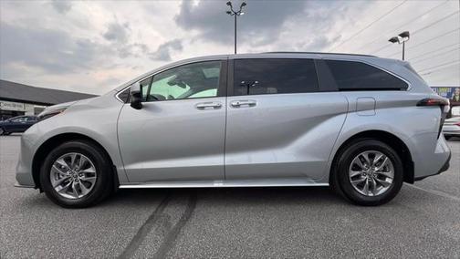 2024 Toyota Sienna XLE 8 Passenger