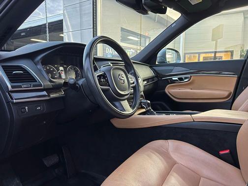 2019 Volvo XC90 T6 Momentum