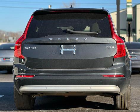 2022 Volvo XC90 T5 Momentum