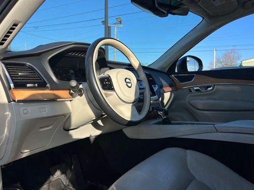 2022 Volvo XC90 T5 Momentum