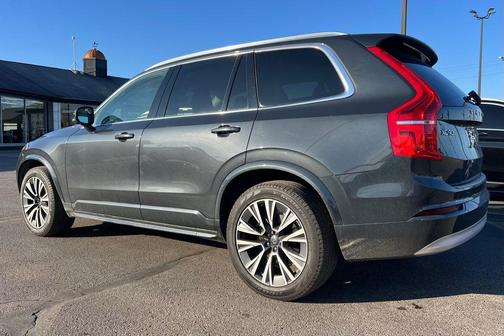 2022 Volvo XC90 T5 Momentum