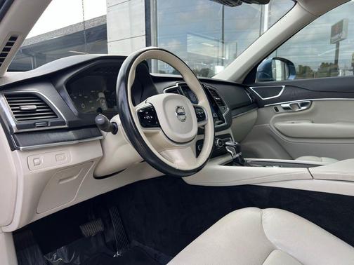 2020 Volvo XC90 T6 Momentum