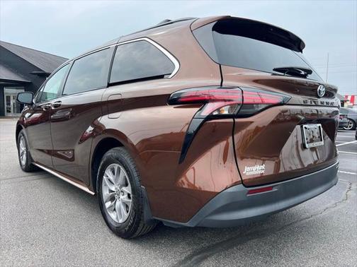 2022 Toyota Sienna LE