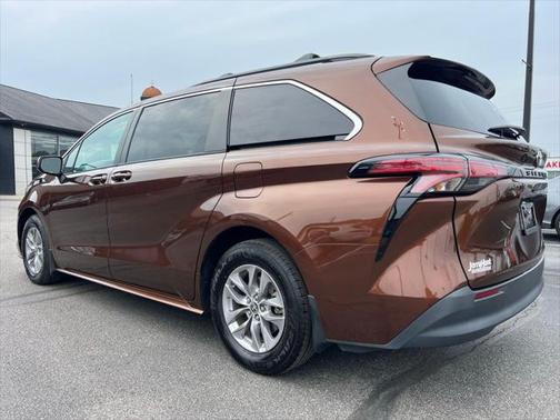 2022 Toyota Sienna LE