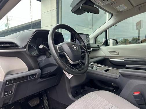 2022 Toyota Sienna LE