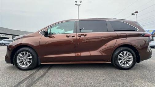 2022 Toyota Sienna LE
