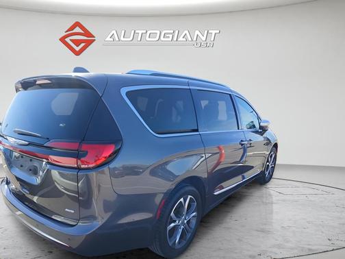 Granite Crystal Metallic Clearcoat 2021 Chrysler Pacifica L