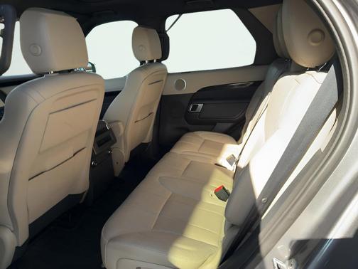 Gray 2018 Land Rover Discovery SE