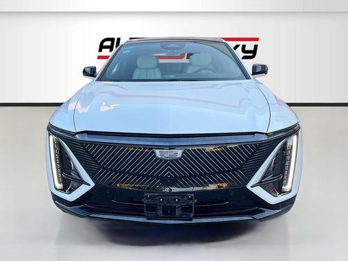 Crystal White Tricoat 2025 Cadillac LYRIQ Luxury