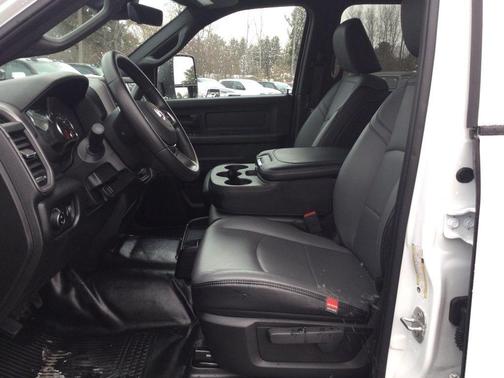 2025 RAM 2500 Tradesman Crew Cab 4x4 8' Box