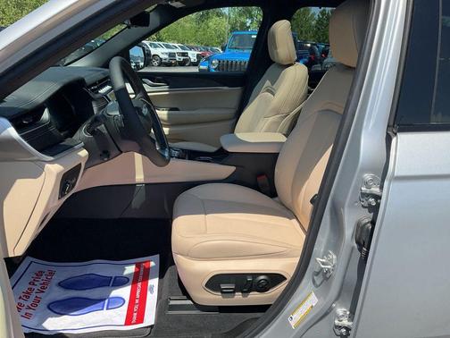 Silver Zynith 2025 Jeep Grand Cherokee Limited