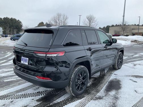 Diamond Black Crystal Pearlcoat 2026 Jeep Grand Cherokee Altitude