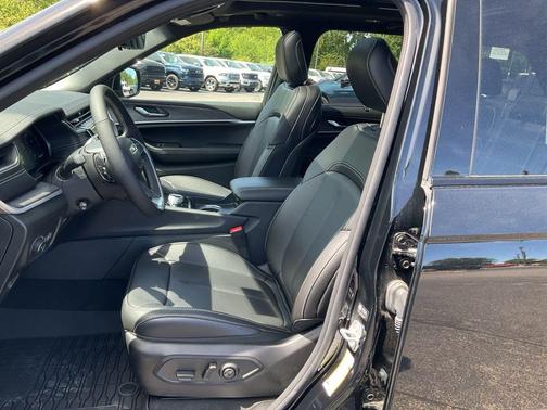 Diamond Black Crystal Pearlcoat 2025 Jeep Grand Cherokee Limited
