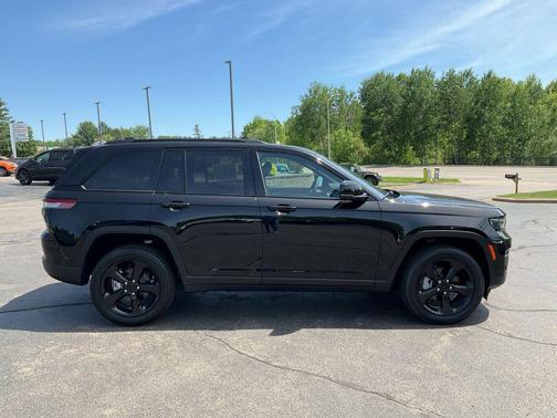 Diamond Black Crystal Pearlcoat 2025 Jeep Grand Cherokee Limited