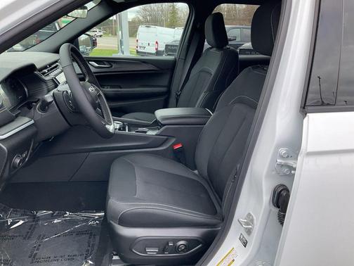 Bright White Clearcoat 2025 Jeep Grand Cherokee L Laredo