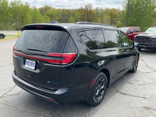 Diamond Black Crystal Pearlcoat 2026 Chrysler Pacifica Hybrid Premium