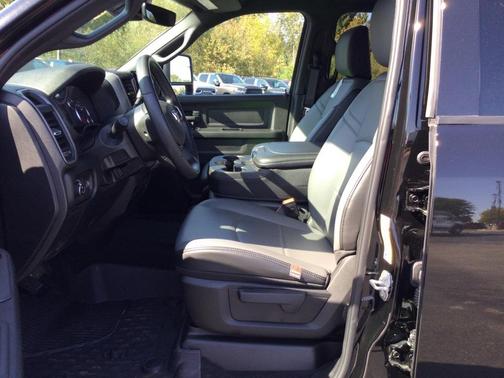 2025 RAM 2500 Tradesman Crew Cab 4x4 6'4' Box