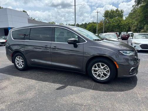 Granite Crystal Metallic Clearcoat 2023 Chrysler Pacifica Touring L