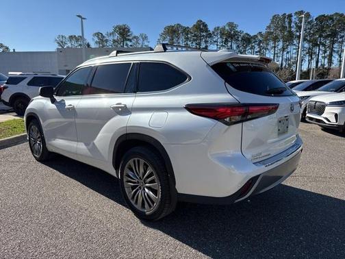 2022 Toyota Highlander Hybrid Platinum