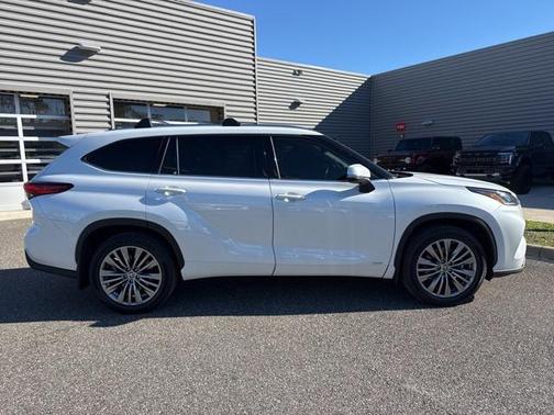 2022 Toyota Highlander Hybrid Platinum