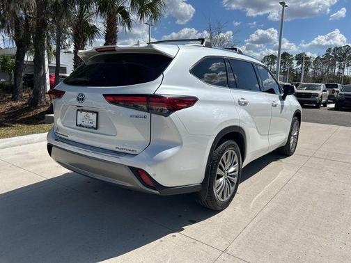 2022 Toyota Highlander Hybrid Platinum