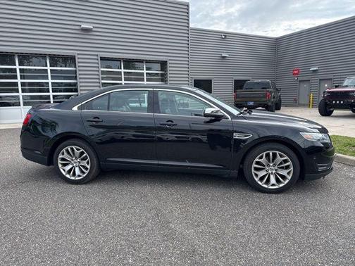 Shadow Black 2017 Ford Taurus Limited