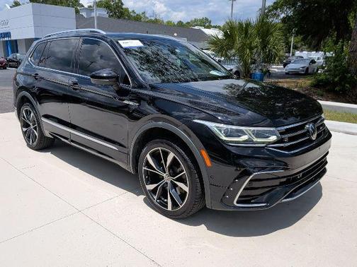 Deep Black Pearl 2022 Volkswagen Tiguan 2.0T SEL R-Line 4MOTION