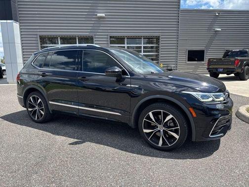 Deep Black Pearl 2022 Volkswagen Tiguan 2.0T SEL R-Line 4MOTION