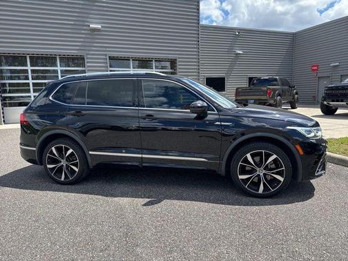 Deep Black Pearl 2022 Volkswagen Tiguan 2.0T SEL R-Line 4MOTION
