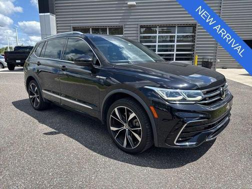 Deep Black Pearl 2022 Volkswagen Tiguan 2.0T SEL R-Line 4MOTION