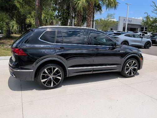 Deep Black Pearl 2022 Volkswagen Tiguan 2.0T SEL R-Line 4MOTION