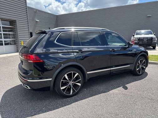 Deep Black Pearl 2022 Volkswagen Tiguan 2.0T SEL R-Line 4MOTION
